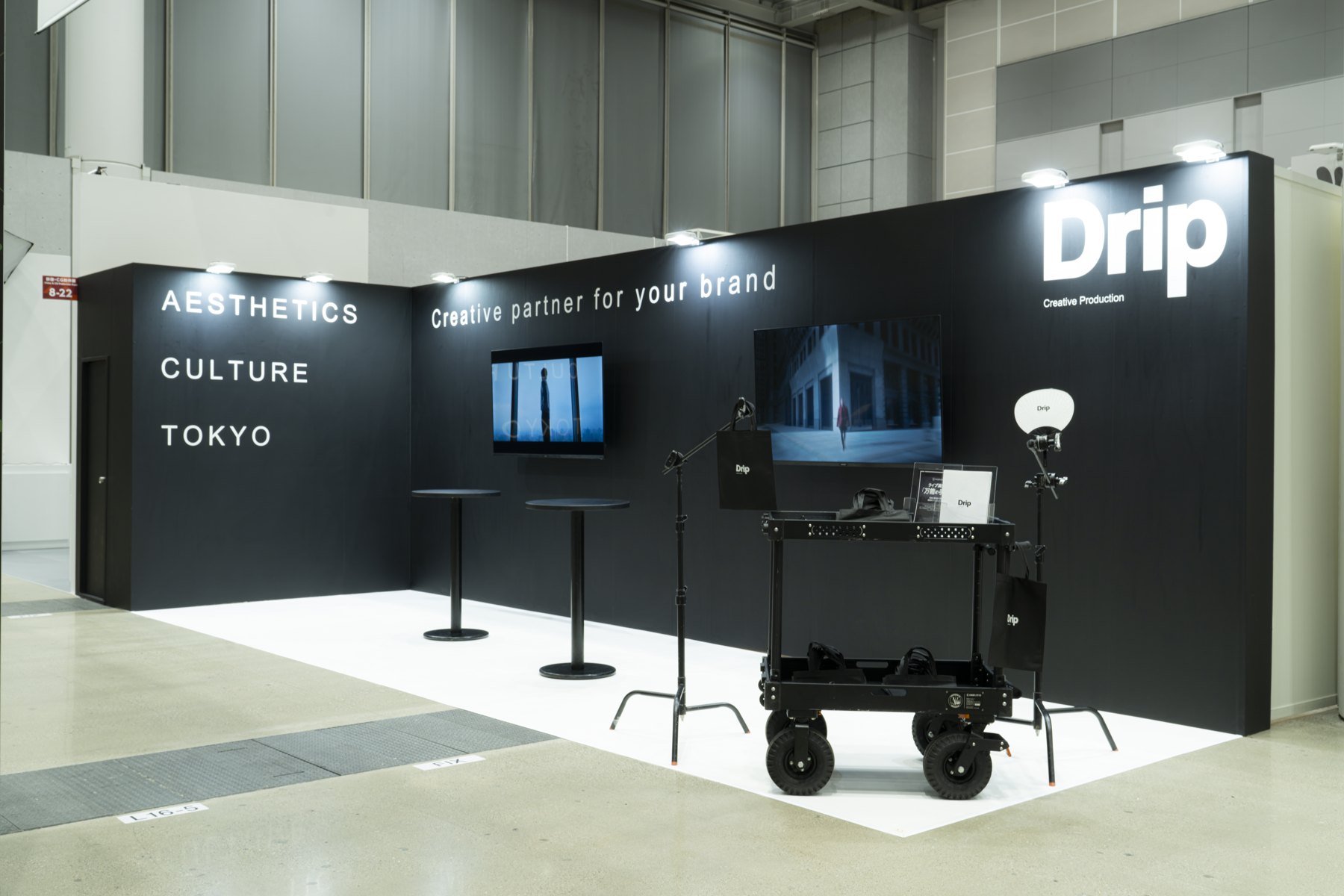 コンテンツ東京2025に出展したDripのブース。黒い壁面にロゴを掲げ、映像モニターと展示機材を配置